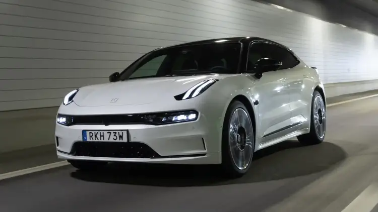 تجربة زيكر 001 2025 في السعودية: أداء كهربائي فاخر وتكنولوجيا متطورة