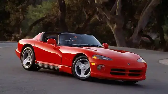 قصة دودج فايبر: عندما تحولت السرعة إلى أيقونة أمريكية