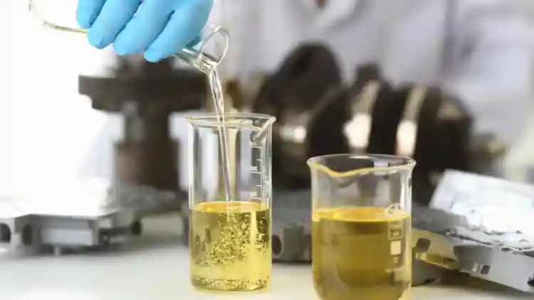 زيت محركات الديزل والبنزين: الاختلافات الأساسية ولماذا يهم اختيار النوع الصحيح لمحرك سيارتك