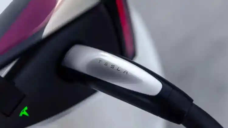 حادثة تسلا سايبرتراك المريبة: كيف ماتت السيارة الكهربائية بالرغم من كونها متصلة بالشاحن؟