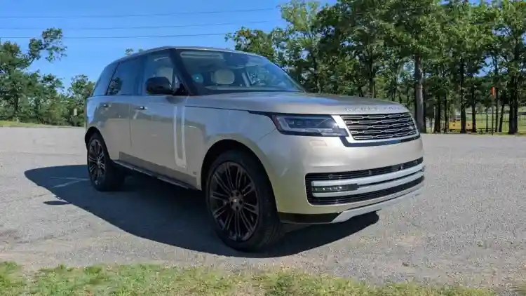 Range Rover Autobiography 2025: Quiet Luxury That Reveals Its Strength When You Sit in the Back Seat