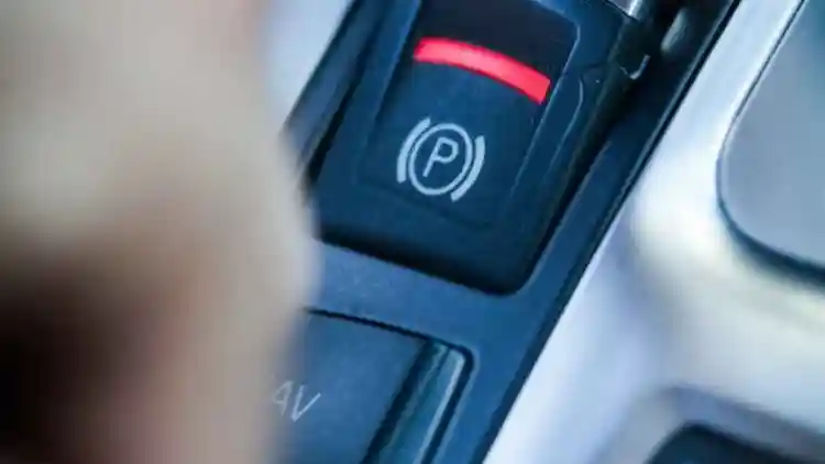 What Really Happens When You Pull The Parking Brake While Driving at High Speed? Facts and Dangers Most People Don’t Know
