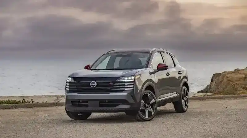 تعرف على نيسان كيكس 2025 في السعودية المواصفات الكاملة والفئات المتاحة