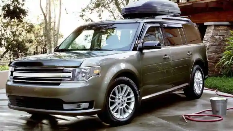 فورد تحت المجهر: تحقيق فيدرالي لأكثر من 35,000 سيارة Flex بعد تقارير سقوط أجزاء الهيكل أثناء القيادة بسرعات عالية