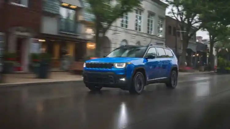 Jeep Cherokee Returns Strong: Hybrid Engine and Standard All-Wheel Drive for an Advanced and Distinctive Driving Experience