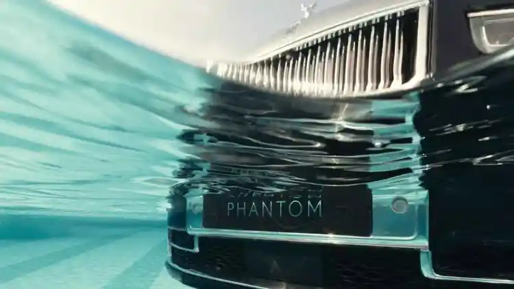 رولز رويس فانتوم تغمر في حمام سباحة: اختبار فريد لقوة وفخامة السيارة الأسطورية