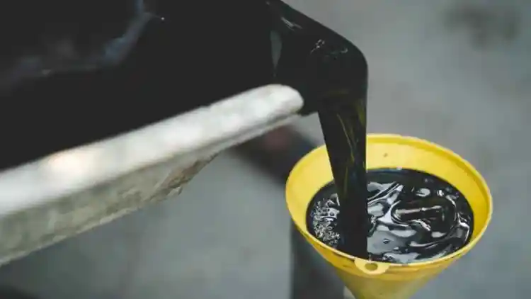 رحلة زيت المحرك المستعمل: من الاستخدام إلى إعادة التدوير والفوائد البيئية