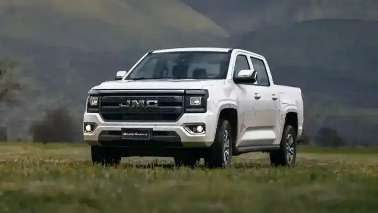 أيهما أفضل في السعودية جيه ام سي جراند افينيو برو 2025 أم النسخة العادية