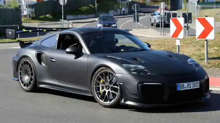 New Porsche 911 Slantnose: Is It a Classic Porsche or a Manthey Masterpiece?