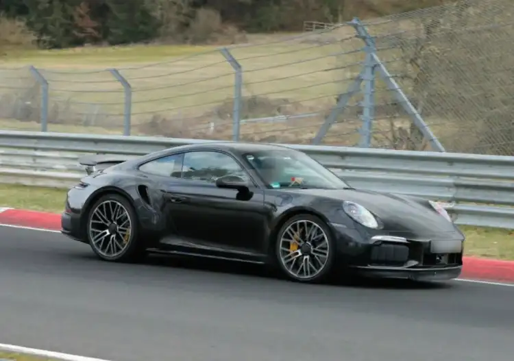 بورشه 911 تيربو 2025: مراجعة شاملة لأداء مذهل وتقنيات متقدمة