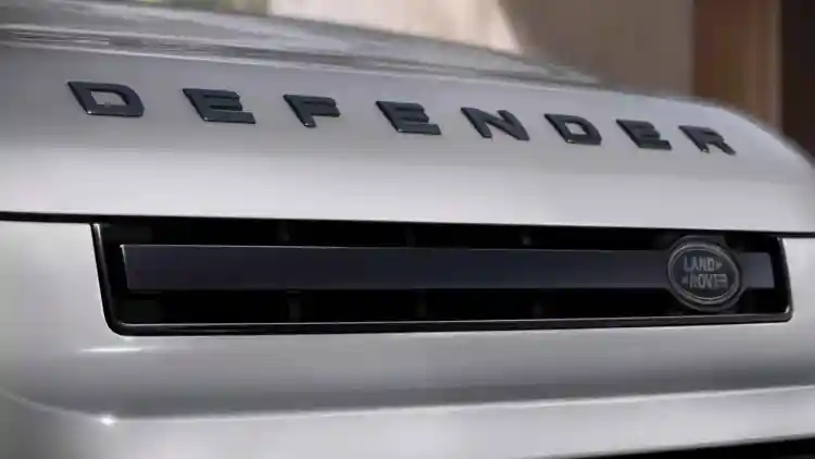 Land Rover Defender Sport: The new compact generation challenges Mercedes “Baby G-Class” with a distinguished electric vehicle.