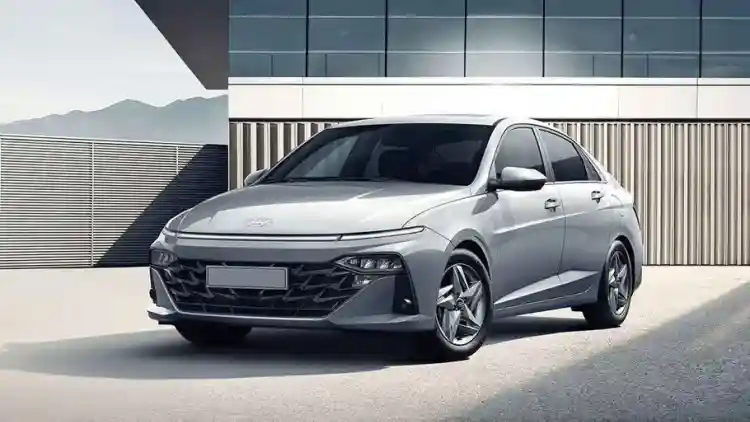 مواجهة السيدان الأبرز في الخليج هيونداي أكسنت 2025 وتويوتا كورولا 2025