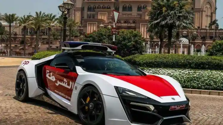 ثورة سيارات الشرطة الخارقة في أبوظبي: كيف تحول السيارات الفاخرة تطبيق القانون الحديث
