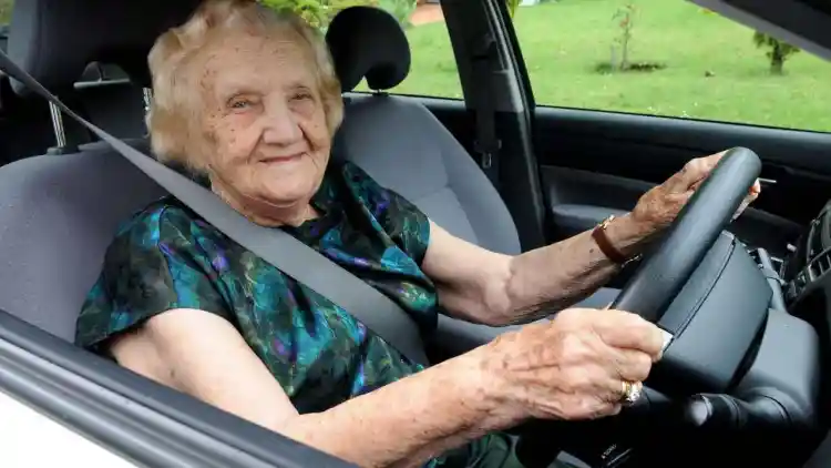 ثورة في سلامة كبار السن: نظام جنرال موتورز المبتكر ينبه متى يحين وقت التوقف عن القيادة