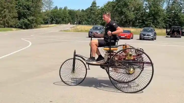 استكشاف أول سيارة لمرسيدس (1886)