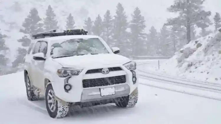 فهم ضوء تحذير نظام التحكم بثبات السيارة في تويوتا ولكزس: كيف يحفظ سلامتك وماذا تفعل عند ظهوره