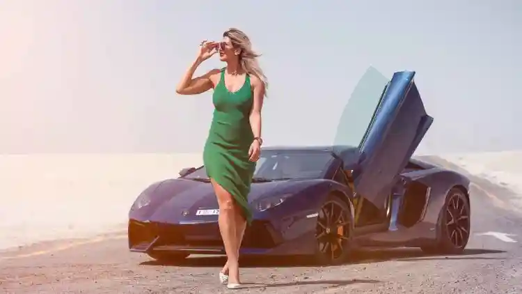 أفيال الصحراء: كيف تعيد نادِّي السيارات الخارقة النسائي العربي تشكيل مشهد السيارات الفاخرة في الإمارات