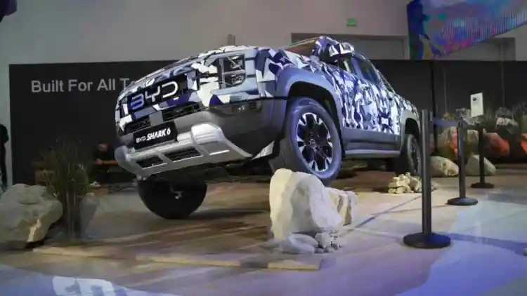 شاحنة بي واي دي شارك 6 الهجينة تقتحم الإمارات: قوة وتقنية وفخامة صحراوية