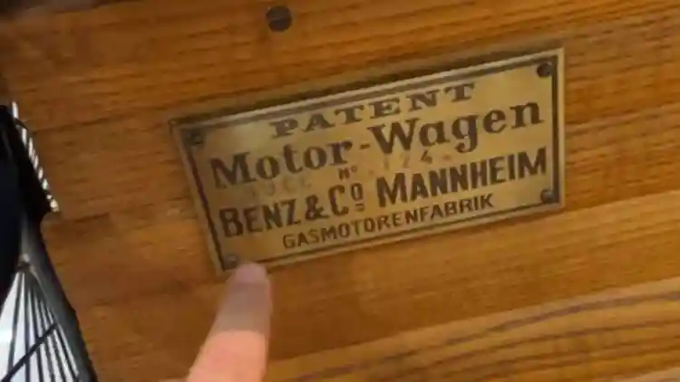 في عام 1886 ذات العجلات الثلاث بنز براءة اختراع محرك السيارة