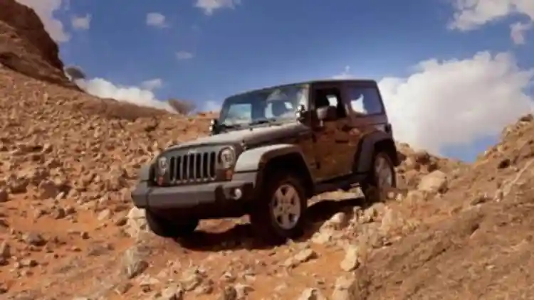 غزو الرمال الإماراتية: عدة البقاء للسيارات الحديثة في مغامرات الصحراء واحتياجات الطرق الوعرة في الإمارات