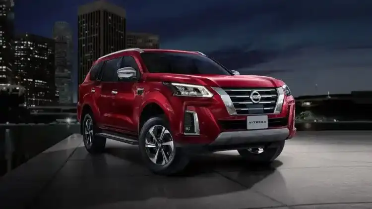 مقارنة شاملة بين نيسان إكس تيرا 2025 وتويوتا فورتشنر 2025 في الإمارات