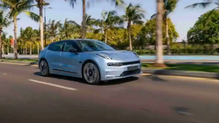 زيكر 001 في السعودية: قيادة كهربائية بين الأداء المطلق والكفاءة الذكية—أي نسخة تناسبك أكثر؟