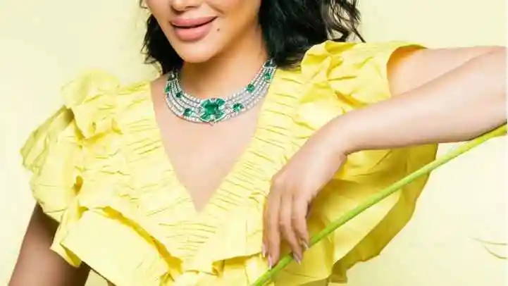 أسطول لجين عمران: سيارات الفخامة والإبداع—بين امرأة تعشق التفاصيل وتمتلك خيارات حصرية لكل مناسبة translate this title