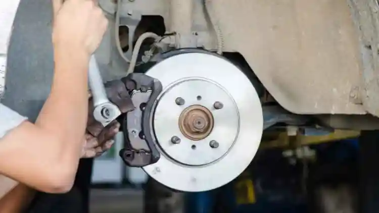 الفرامل هي الأبطال المجهولون في كل رحلة—أساس السلامة اليومية، والمتحكم الأول في الطوارئ، وإذا أهملتها فقد تكون مصدرًا للكوارث وتكاليف الإصلاح الباهظة. رغم توصيات الشركات بجدول صيانة محدد، فإن أسلوب القيادة وسرعة حركة المدينة والعوامل البيئية قد تسرع