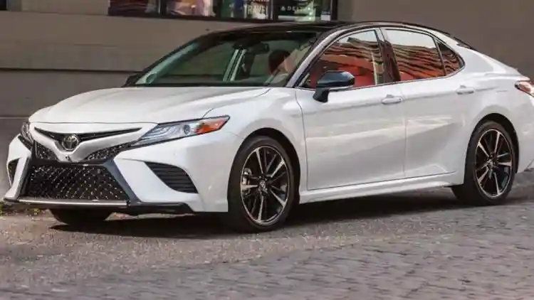 تاج كامري: فك شفرة نجاح تويوتا الفريد وجاذبيتها في سوق السيارات السعودي المتنامي