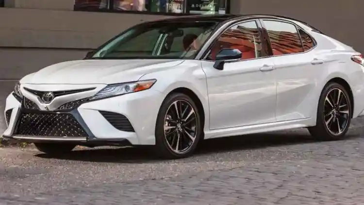 تاج كامري: فك شفرة نجاح تويوتا الفريد وجاذبيتها في سوق السيارات السعودي المتنامي
