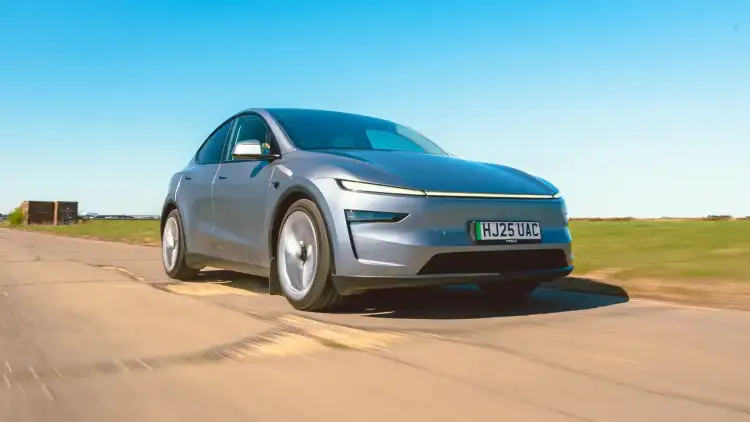 تسلا موديل Y 2025 تصل الإمارات بتصميم أنيق ومدى كهربائي طويل