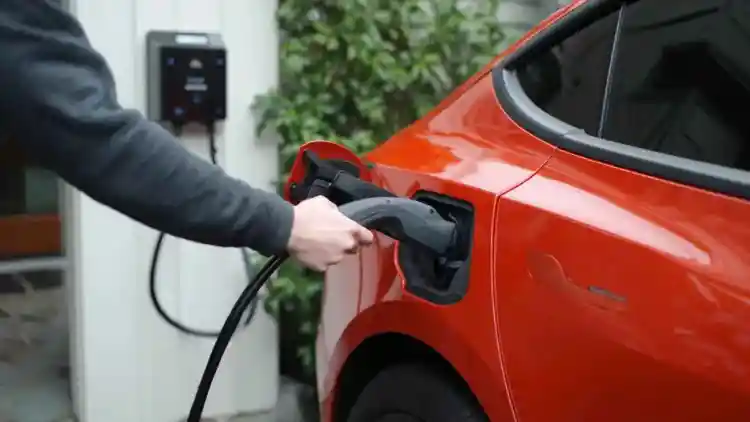 مستقبل الشحن يبدأ من بيتك: مزايا، تحديات، وفلسفة اقتناء شاحن كهربائي منزلي للسيارات