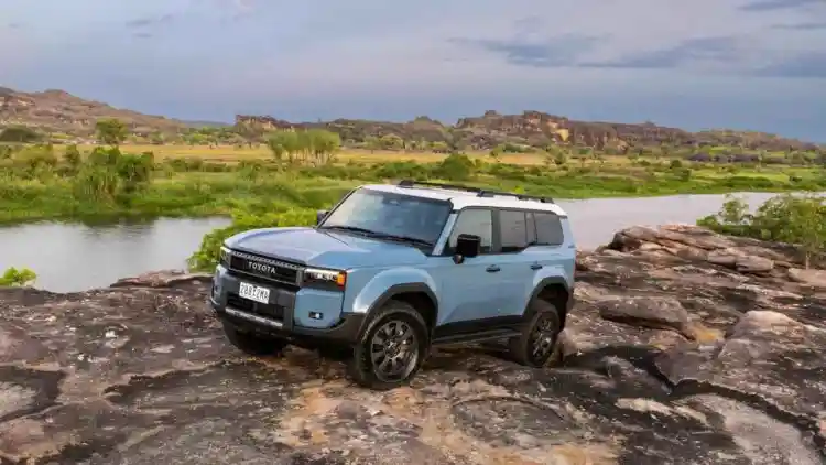 برادو 2025 الجديدة: أناقة التصميم تخطف الأنظار... لكن محركها الديزل يثير الجدل في قلب الصحراء!