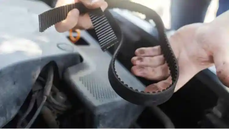 السير المغمور بالزيت: كيف تحول حزام التوقيت الرطب إلى أكثر ابتكارات المحرك جدلاً وخطورة