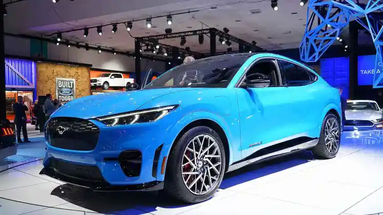 السيارة الزرقاء: دليلك الشامل للون الأكثر أناقة على الطرق