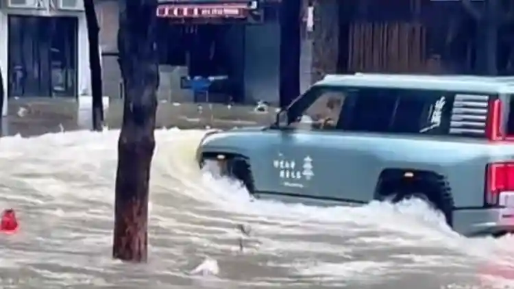 سيارة بي واي دي يانغ وانغ U8 تثير مخاوف السلامة خلال فيضانات إعصار راجاسا في الصين