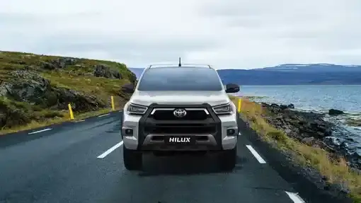 مقارنة شاملة بين بيك أب بي واي دي شارك وهايلوكس 2025 في الإمارات