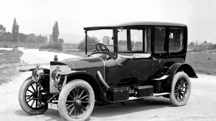 سيارة مرسيدس بين حكاية الجمر والدهشة: كيف دخلت أول مركبة إلى المملكة وأثارت سكانها؟