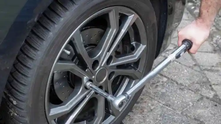 تعرف على عزم ربط العجلات: لماذا لا مجال للصدفة؟ دليلك الكامل للسلامة ودقة التثبيت