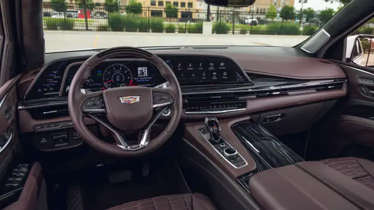 كاديلاك إسكاليد 2022: كل ما تحتاج معرفته عن هذه السيارة الفاخرة