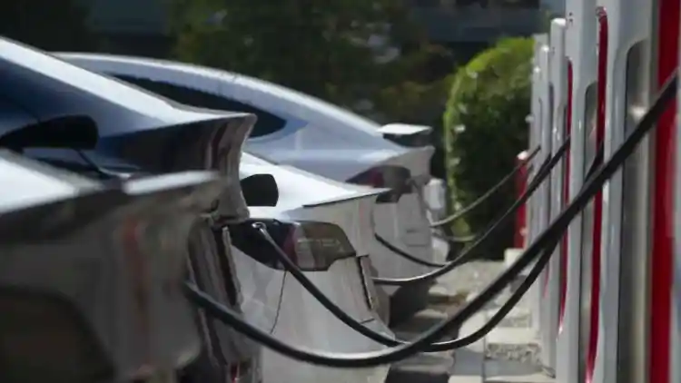 خمس خرافات كهربائية: حقائق وأرقام تفضح أكبر المبالغات حول مستقبل السيارات النظيفة