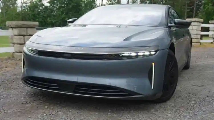 لوسيد إير جراند تورينغ 2025: السيدان الكهربائية الفاخرة التي تعيد تعريف الأداء، المدى، والتكنولوجيا