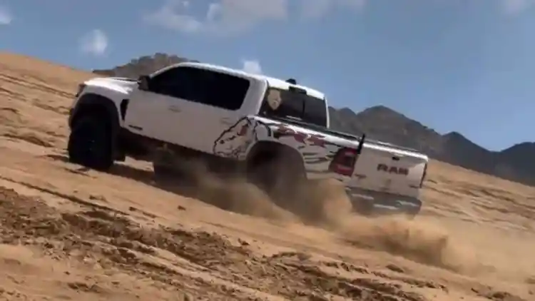 أول شيء بعد استلام السيارة… غزو الصحراء!