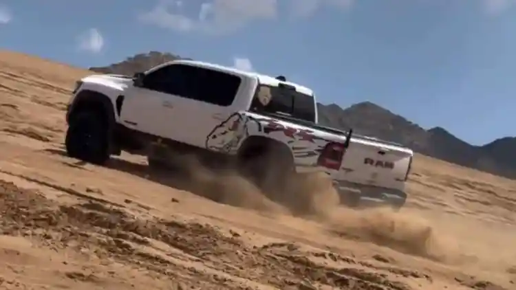 أول شيء بعد استلام السيارة… غزو الصحراء!