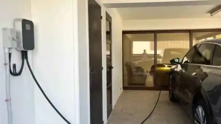 شحن سيارتك الكهربائية بذكاء: لماذا لا يحتاج معظم ملاك السيارات الكهربائية للشحن اليومي – الدليل الكامل للنطاق، عمر البطارية، واستراتيجية الشحن