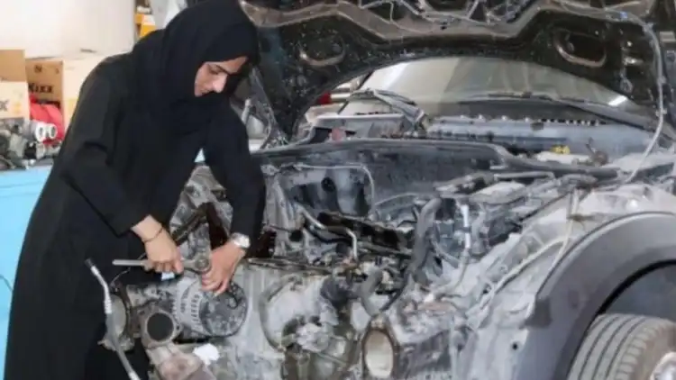 هدى المطروشي: من حلم التحدي لورش الشارقة… كيف صنعت أول ميكانيكية إماراتية قصة ريادة بلمسة “ولي العهد”؟﻿