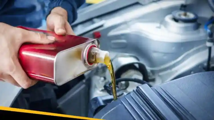 متى تغيّر زيت المحرك في الإمارات؟ أسرار المناخ الصحراوي، نصائح ذهبية، ودليل حماية سيارتك الجديد