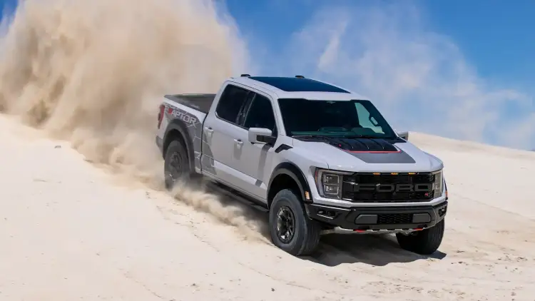 القوة والفخامة تلتقيان في فورد اف 150 رابتور ار 2025 بالإمارات