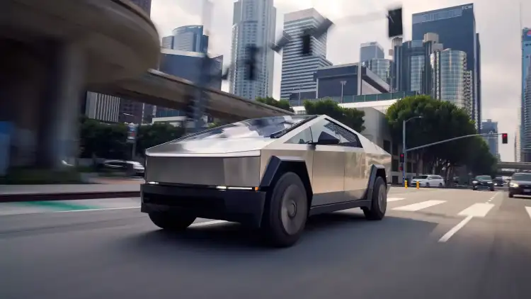 تسلا سايبرتراك في الإمارات بيك أب كهربائية تعيد تعريف الجرأة والفخامة