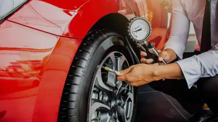 هل يجب خفض ضغط الإطارات بعد الصيف؟ كل ما تحتاج معرفته عن ضبط ضغط الإطارات بين المواسم﻿